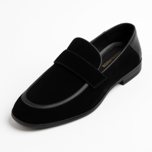 Mocassin noir confortable en daim avec semelle cuir
