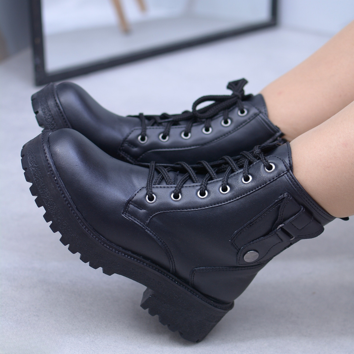 Chaussures femme bottines noires modernes Dolcino