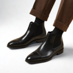 Bottines Chelsea homme en cuir noir Dolcino portées avec pantalon slim
