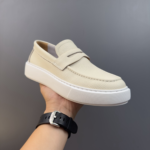 Mocassin cuir beige Milano porté par un homme