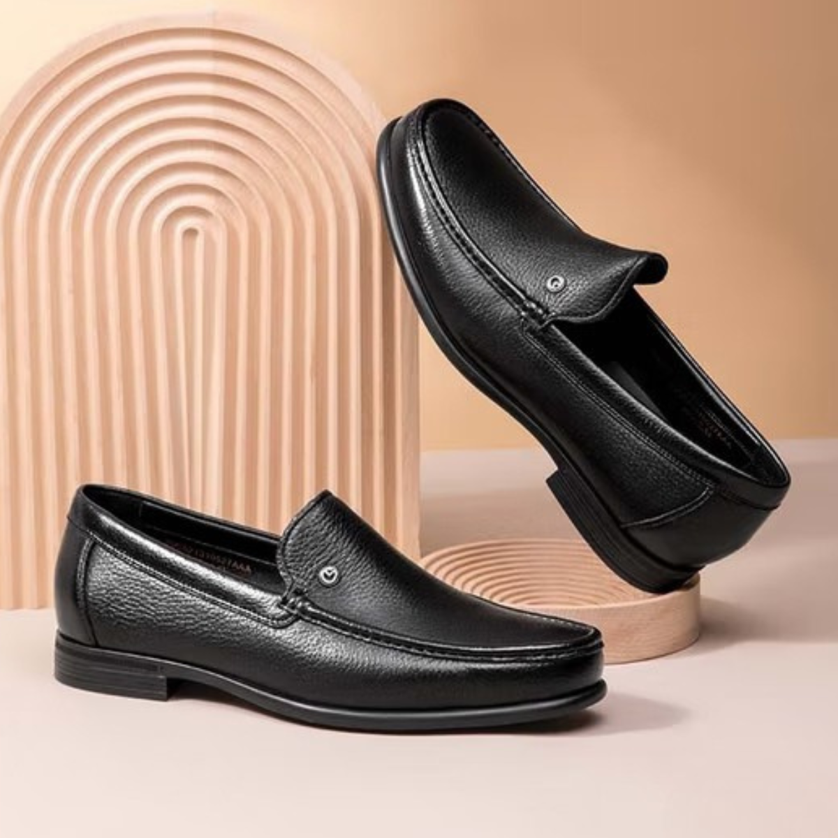 mocassin-homme-cuir-noir-pose-studio chaussures confortables Dolcino