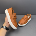 Mocassin cuir tabac Milano porté avec main style au Maroc