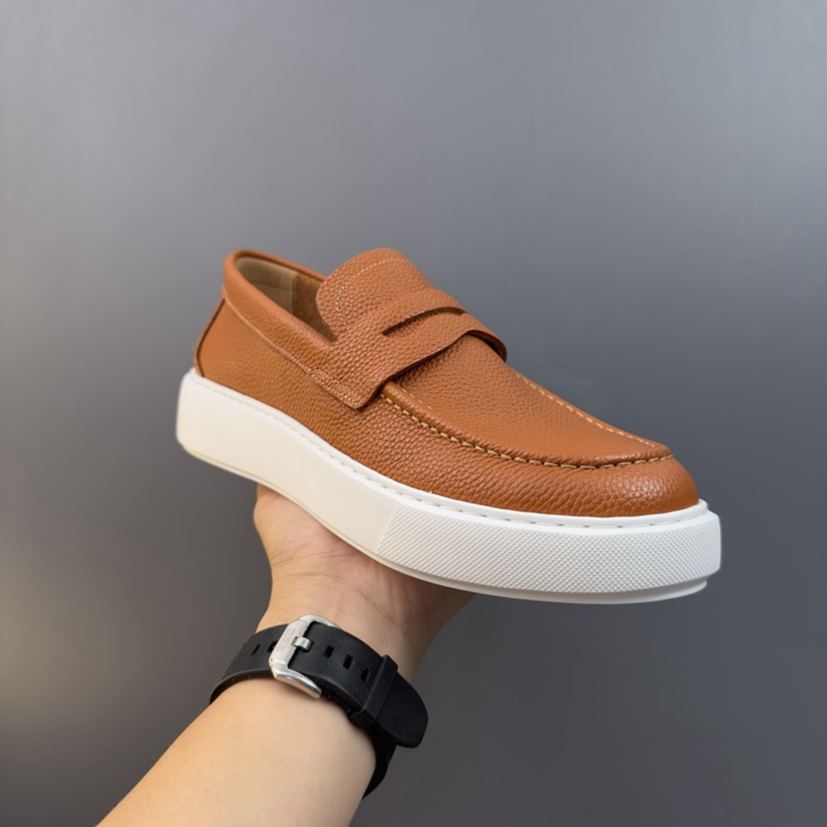 mocassin-homme-cuir-tabac-porte Mocassin cuir tabac Milano porté avec style au Maroc