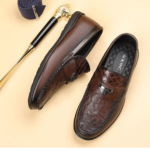 Mocassin marron vue latérale, couture soignée