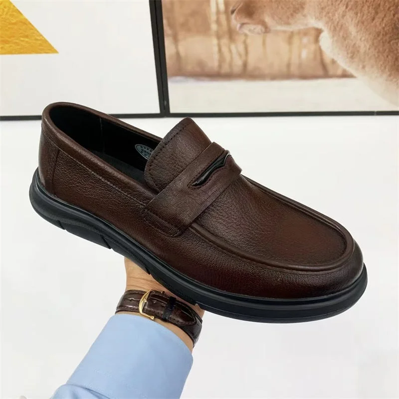 Détail des coutures des mocassins en cuir marron pour homme.