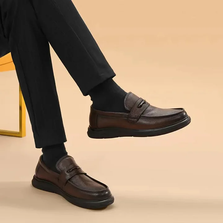 Semelle antidérapante des mocassins marron en cuir souple