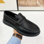 Gros plan sur le bout des mocassins noirs en cuir véritable.