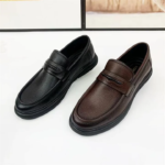 Présentation côte à côte des mocassins en cuir souple noir et marron pour homme.