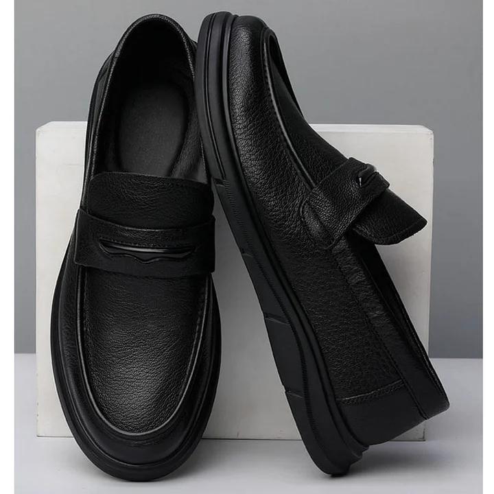 Semelle flexible et légère des mocassins noirs pour homme.