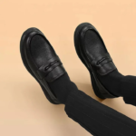 Mocassins noirs en cuir souple pour homme – style professionnel élégant.