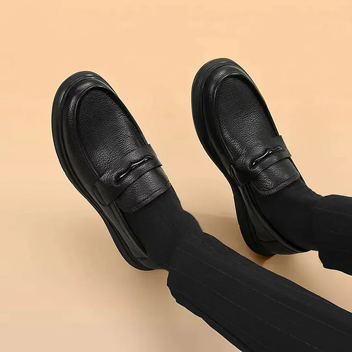 Mocassins noirs en cuir souple pour homme – style professionnel élégant.