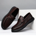 Mocassins en cuir souple marron pour homme – vue de profil élégante.