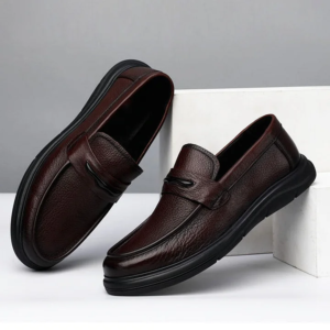 Mocassins en cuir souple marron pour homme – vue de profil élégante.