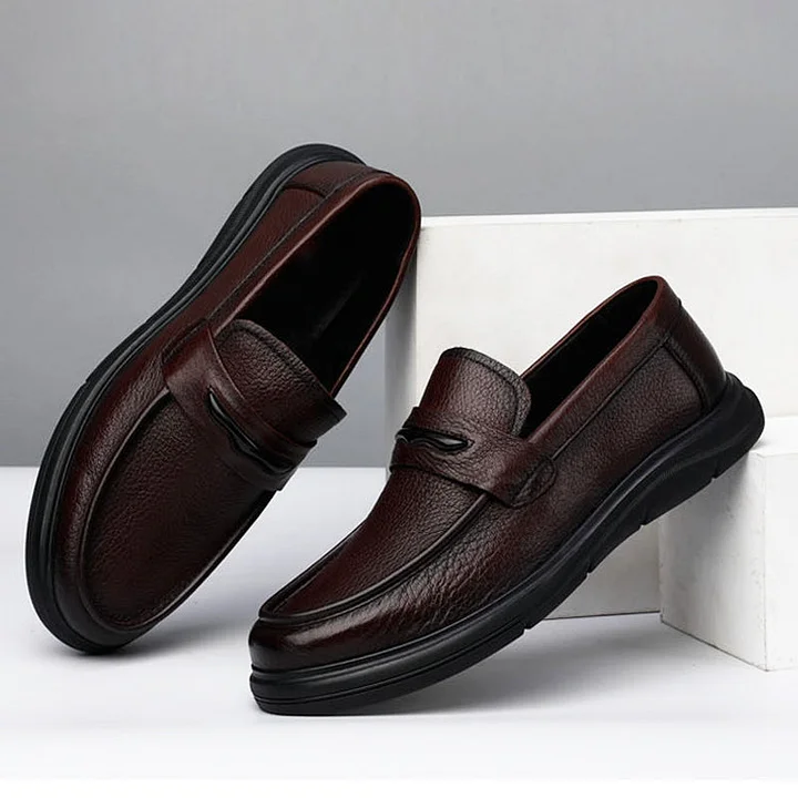 Mocassins en cuir souple marron pour homme – vue de profil élégante.