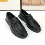 Mocassins en cuir souple noir pour homme – look moderne et raffiné.