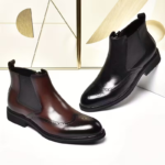 Comparatif entre les bottes Chelsea en cuir noir et marron pour homme.