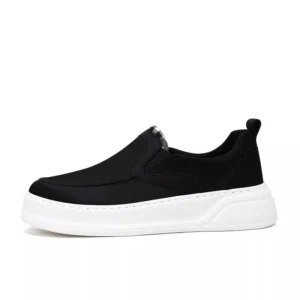 Chaussure homme noire tenue à la main détail finition
