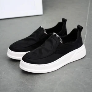 Chaussure slip-on homme noire Dolcino avec semelle blanche moderne