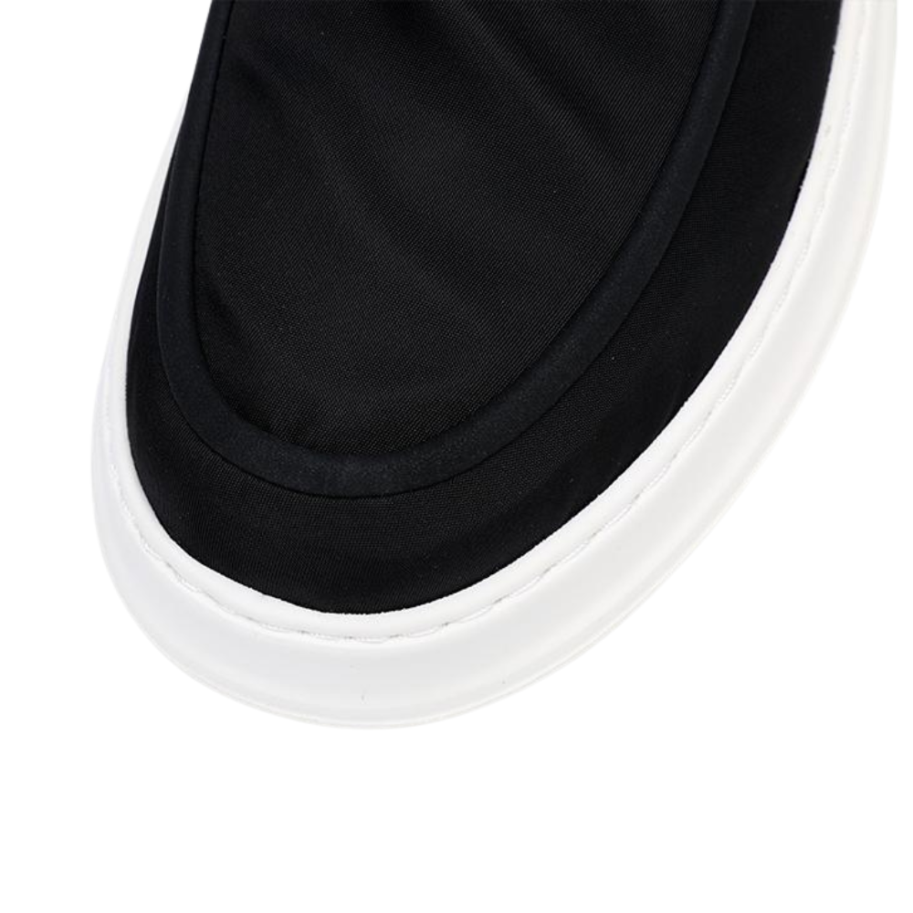 Détail chaussure homme noire Dolcino finition élégante et moderne