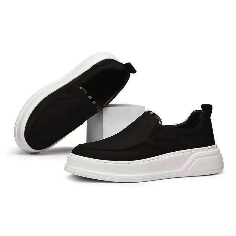 Vue latérale chaussure homme noire sans lacets moderne