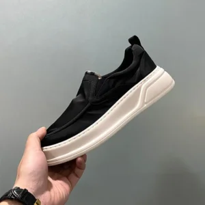 Détail semelle chaussure homme noire confortable