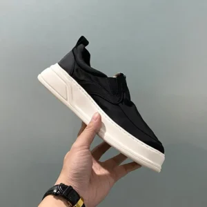 Profil chaussure slip-on homme noire avec semelle épaisse
