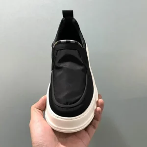 Chaussure slip-on noire avec semelle blanche épaisse