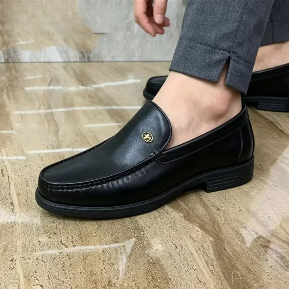 Chaussure classique noire pour homme avec finition élégante