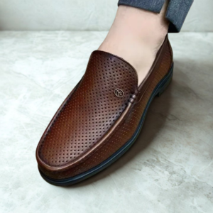 Chaussure mocassin marron moderne pour homme avec finition perforée