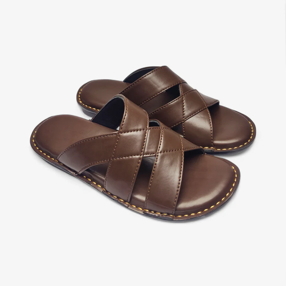 Vue de dessus sandale homme cuir marron avec design croisé moderne