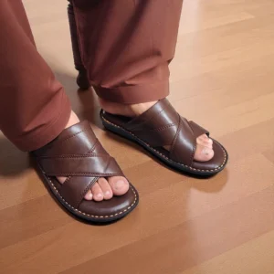 Sandales homme marron portées avec tenue décontractée