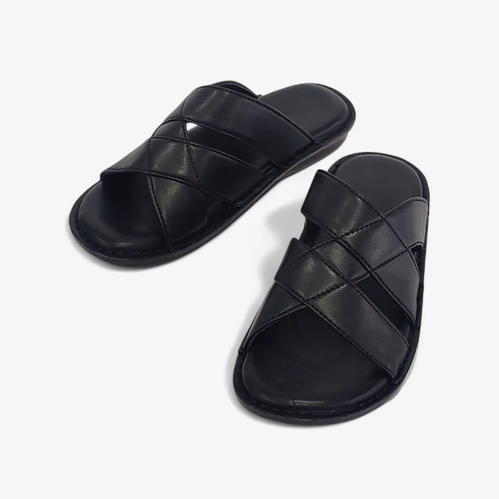 Sandale noire pour homme en cuir souple avec finition élégante