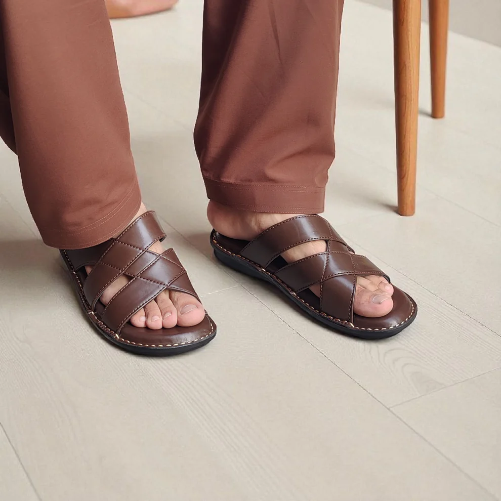 Sandales homme en cuir marron style traditionnel avec couture visible