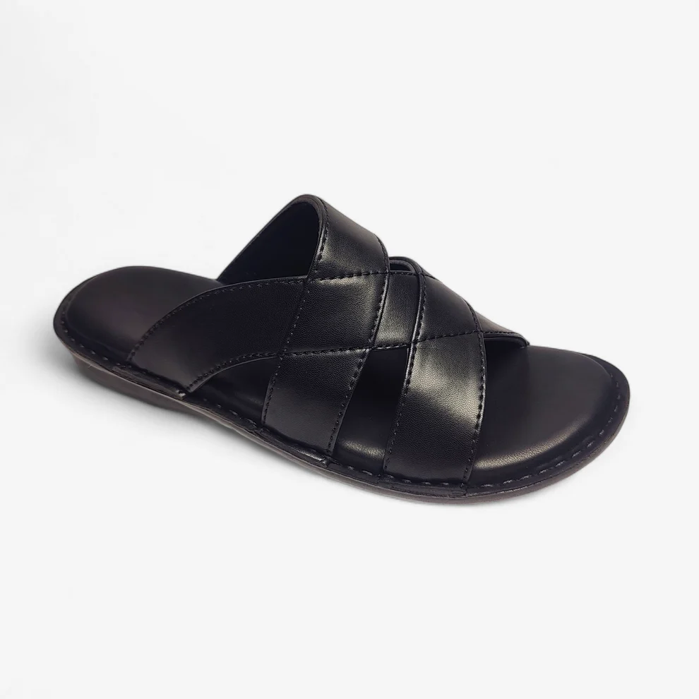 Sandales homme en cuir noir avec design croisé moderne et élégant