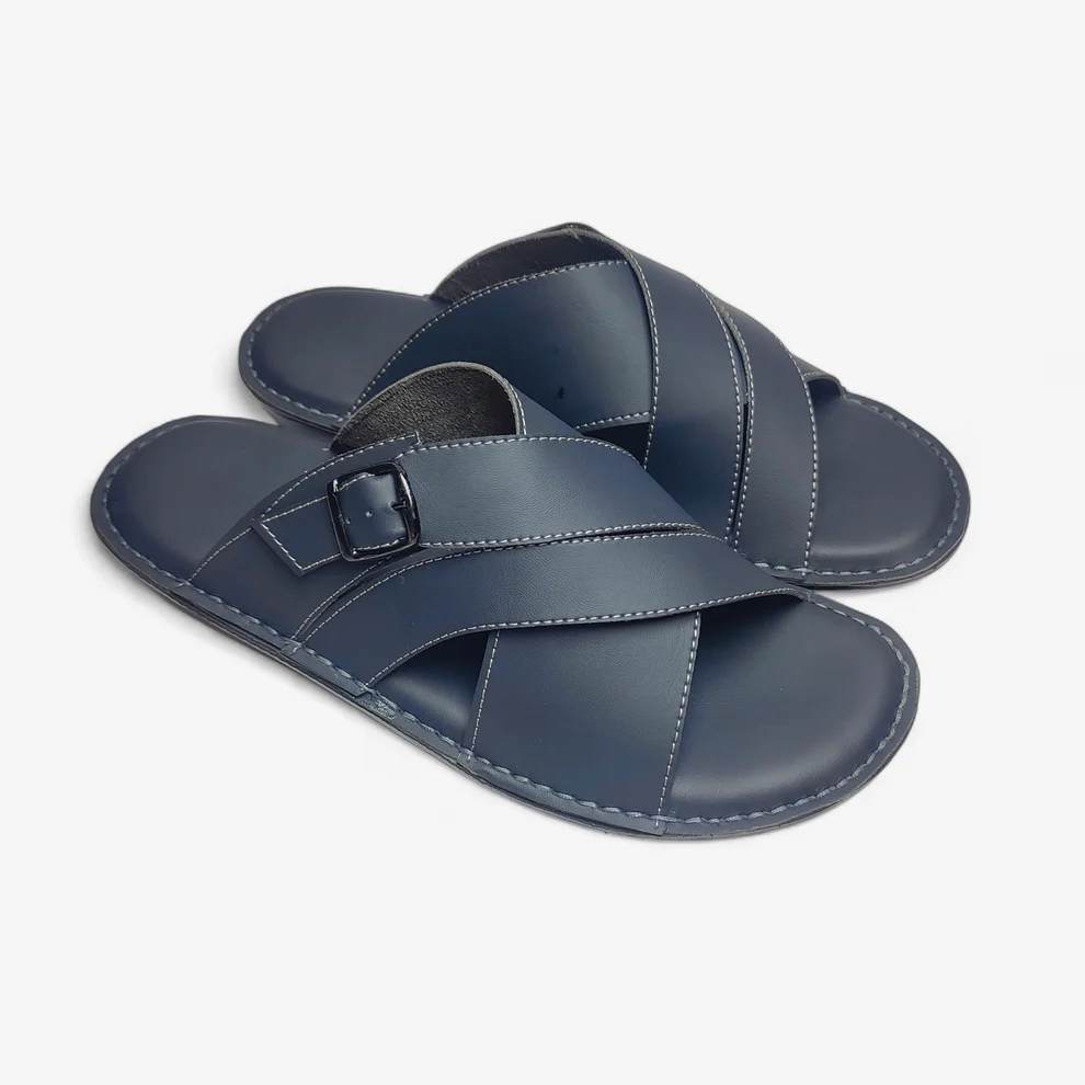 Paire de sandales homme en cuir bleu style croisé avec boucle