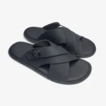 Paire de sandales homme noires en cuir avec fermeture à boucle