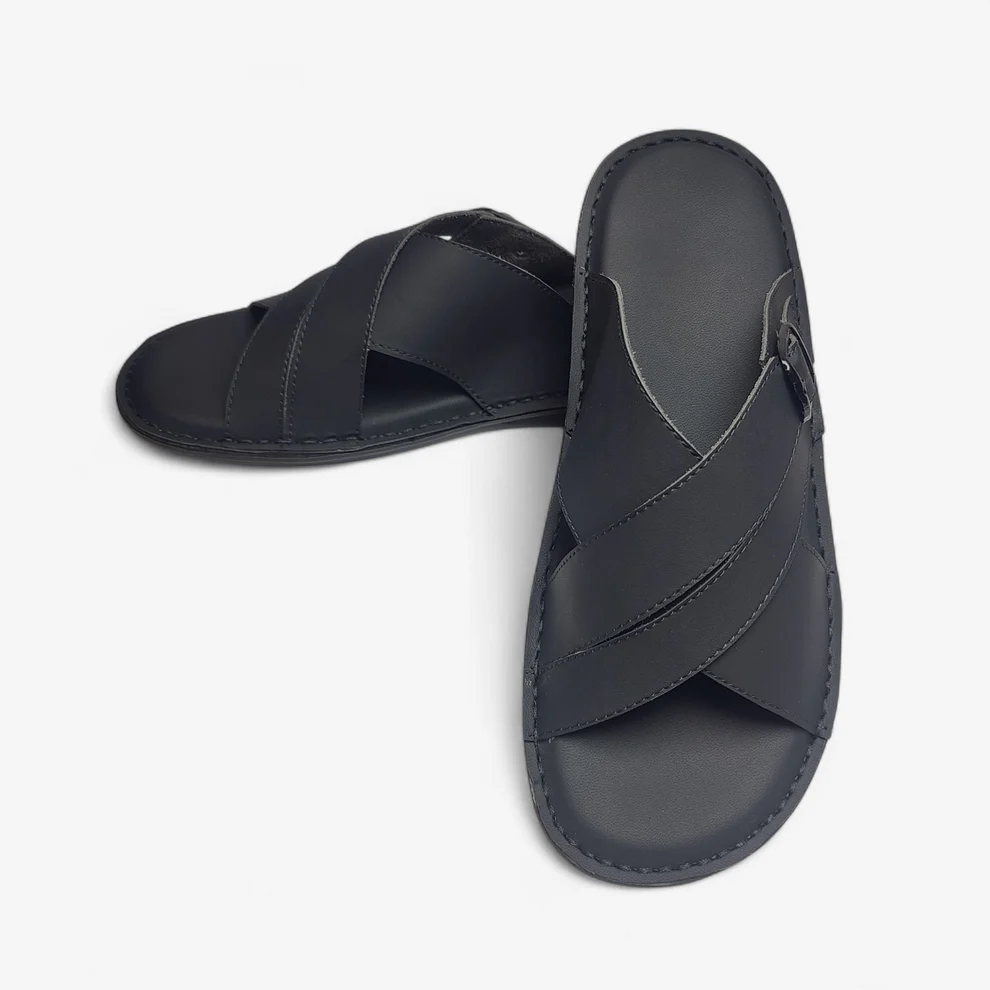 Vue latérale sandales homme cuir noir design moderne avec boucle