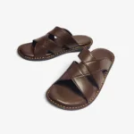 Paire de sandales homme marron en cuir véritable avec design croisé élégant