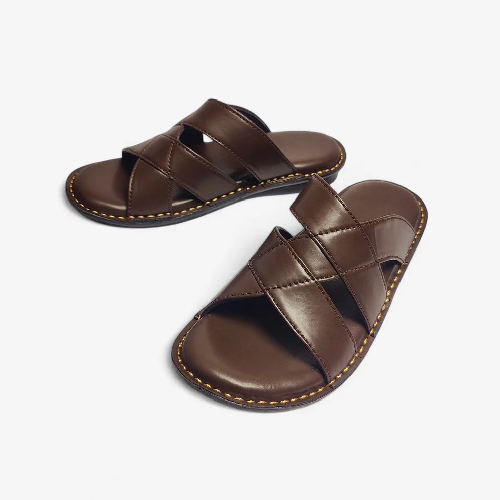 Paire de sandales homme marron en cuir véritable avec design croisé élégant