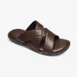 Sandales homme marron portées avec pantalon style casual chic