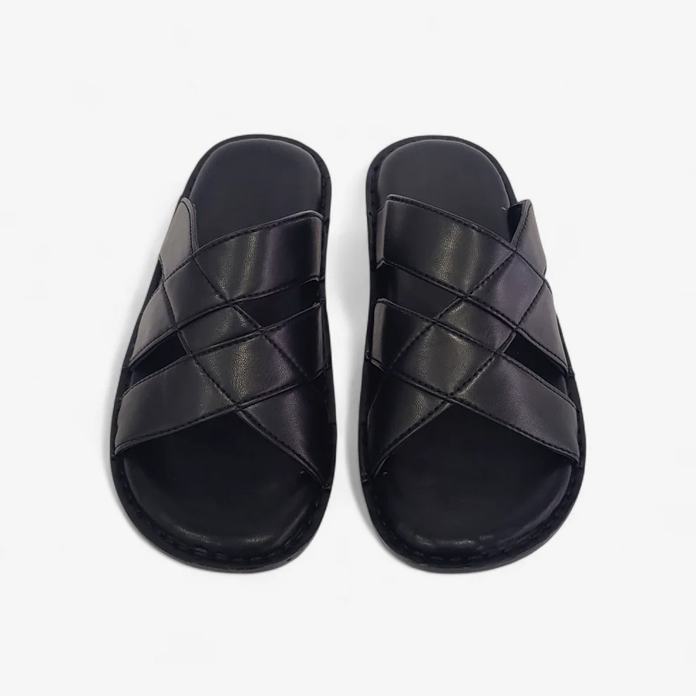 Vue face sandales homme noires en cuir avec semelle confortable
