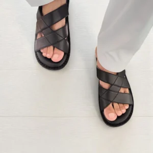 Sandales noires pour homme portées au quotidien avec confort optimal