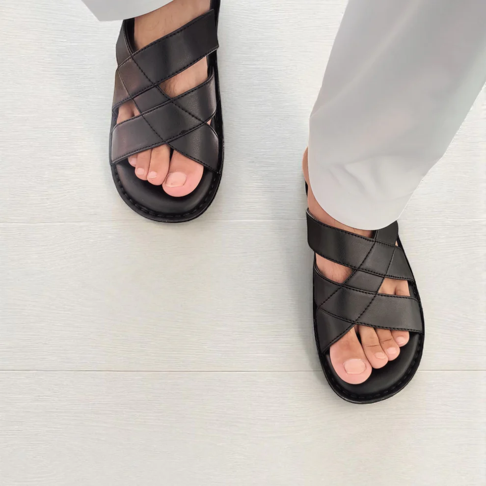 Sandales noires pour homme portées au quotidien avec confort optimal