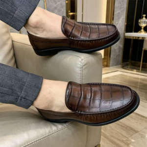 Mocassin marron effet croco pour homme présenté de profil