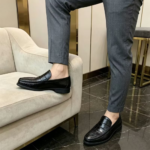 Mocassins habillés noirs portés avec un pantalon classique homme
