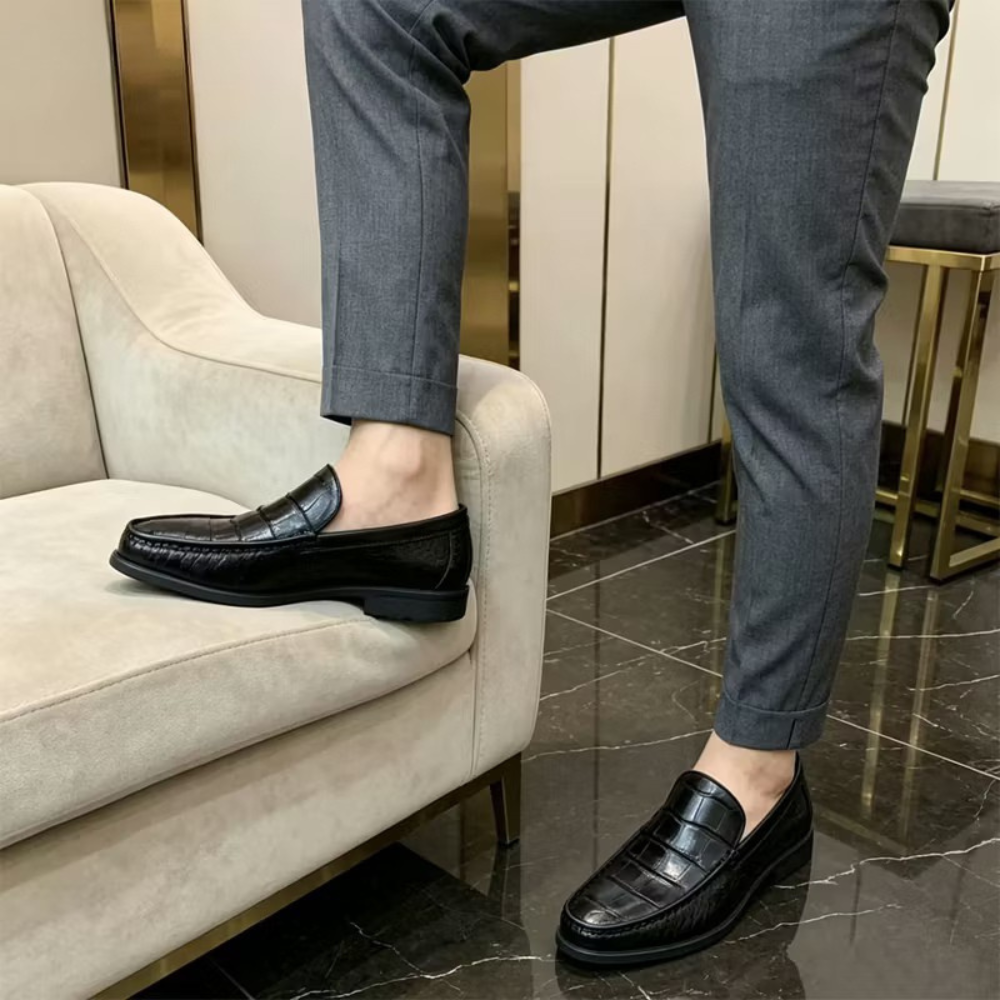 Mocassins habillés noirs portés avec un pantalon classique homme