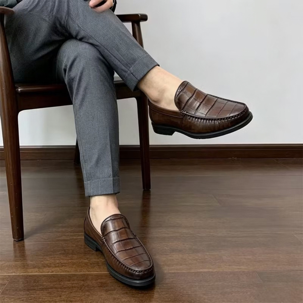 Mocassins homme en cuir véritable marron portés avec un pantalon élégant